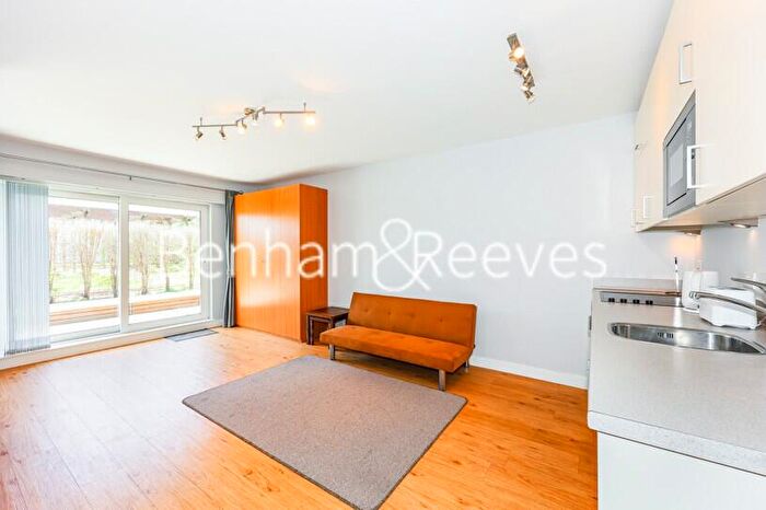 Studio To Rent In Boulevard Drive, Beaufort Park, NW9