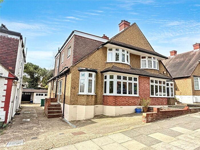 3 Bedroom Semi Detached House For Sale In Vale Drive, Barnet, Hertfordshire, EN5