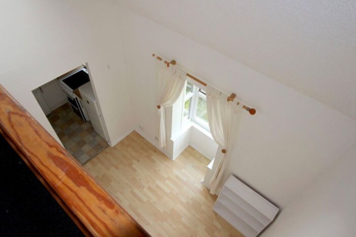 1 Bedroom Flat For Sale In Colburn Crescent, Guildford, Surrey, GU4