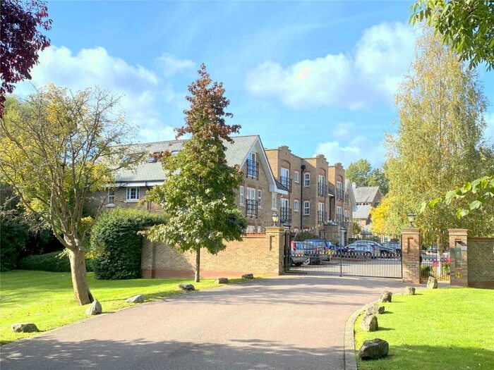 2 Bedroom Flat To Rent In Dowgate House, Whittets Ait, Weybridge, Surrey, KT13