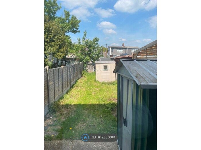 2 Bedroom Flat To Rent In Fullwell Avenue, Ilford, IG5