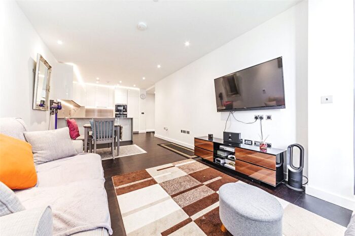 2 Bedroom Flat To Rent In Charles Clowes Walk, London, SW11