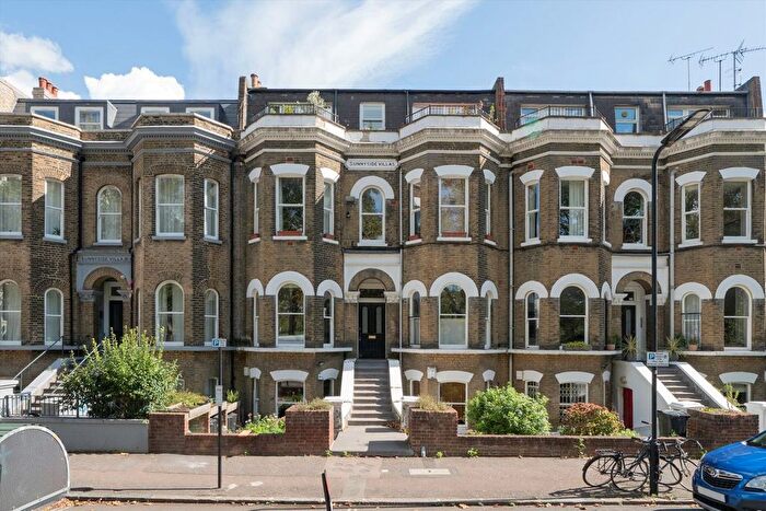 2 Bedroom Flat For Sale In Queensdown Road, Clapton, E5