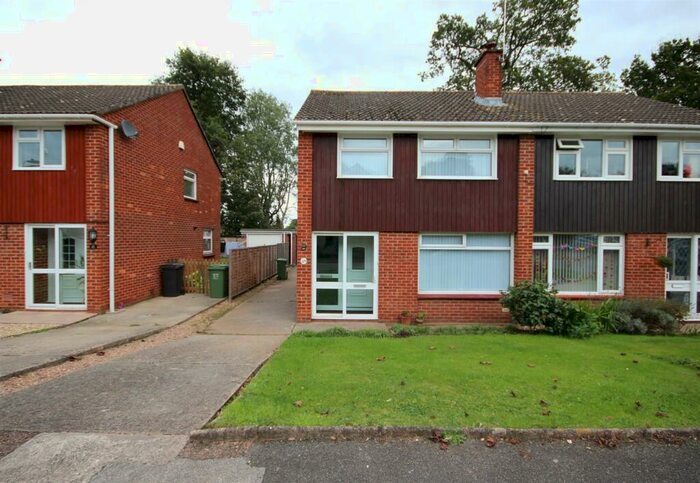 3 Bedroom Semi-Detached House To Rent In Newhayes Close, Exeter, EX2