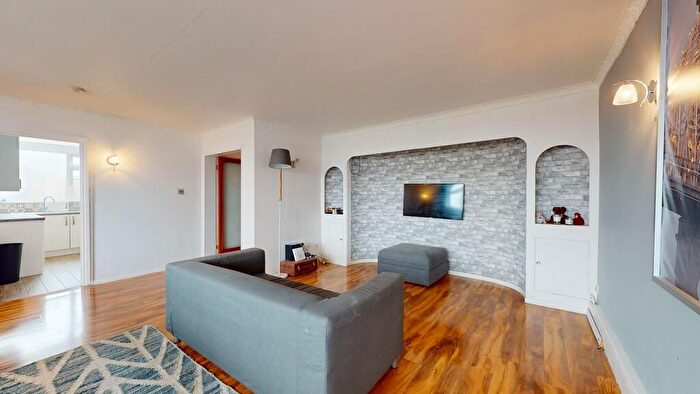 4 Bedroom Flat To Rent In Glebelands Avenue, Ilford, IG2