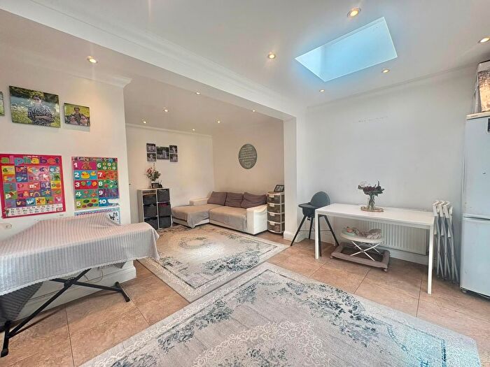 5 Bedroom Semi Detached House To Rent In St. Pauls Avenue, Queensbury, Harrow, HA3