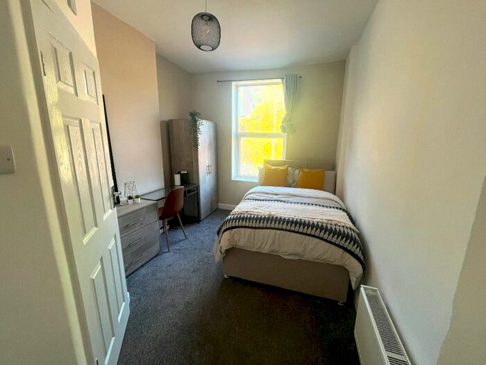 6 Bedroom Flat To Rent In High Street, Aldershot, GU11