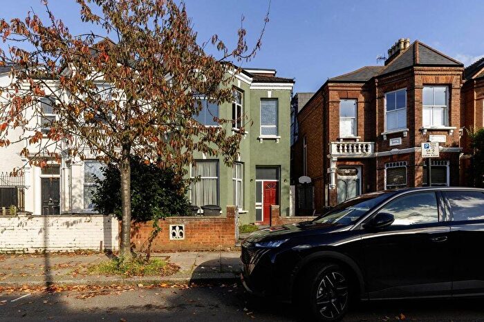 3 Bedroom Flat To Rent In Fordwych Road, West Hampstead, NW2