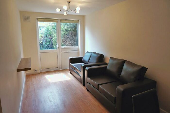 4 Bedroom Apartment To Rent In O'Leary Square, Mile End Road, Stepney Green, E1