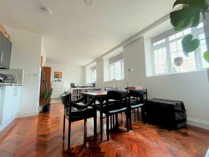 Studio To Rent In Vale Road, London, N4