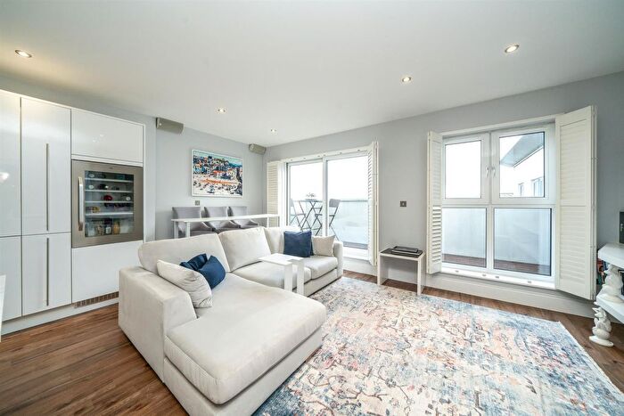 3 Bedroom Flat For Sale In Charrington Place, St. Albans, AL1