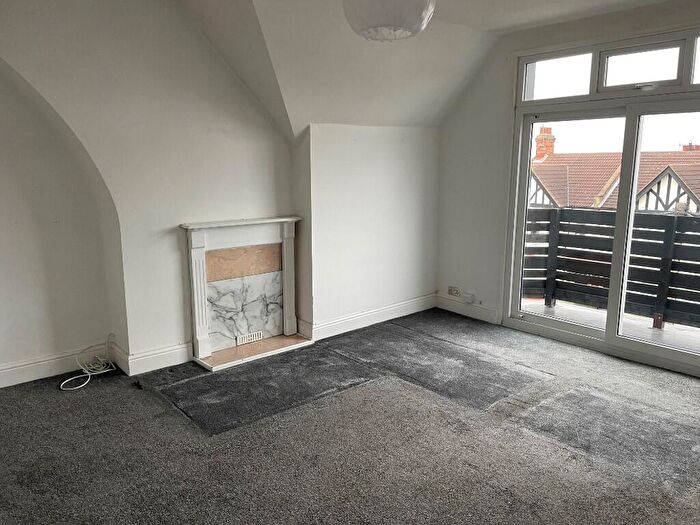 2 Bedroom Flat To Rent In Valkyrie Road, Westcliff-On-Sea, Essex, SS0
