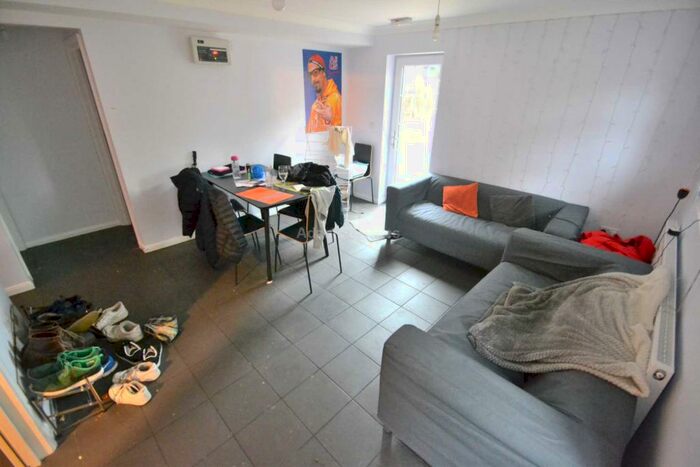 6 Bedroom Detached House To Rent In Whitby Drive, Reading, RG1