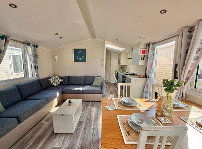 2 Bedroom Mobile/park Home For Sale In Lowestoft, NR32