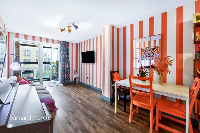 2 Bedroom Flat For Sale In High Road, London, N20