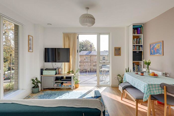 2 Bedroom Flat For Sale In Adenmore Road, London, SE6