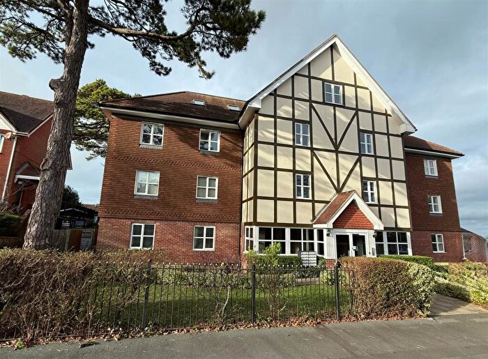 2 Bedroom Apartment For Sale In Totland Bay, PO39