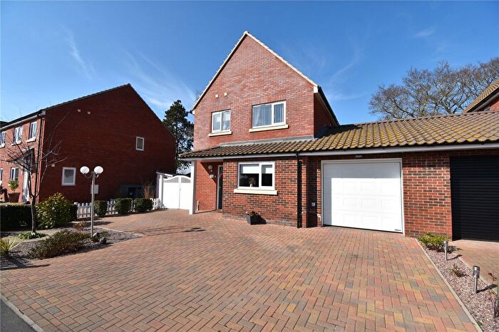3 Bedroom Link Detached House For Sale In The Oaks, Great Oakley, Harwich, Essex, CO12