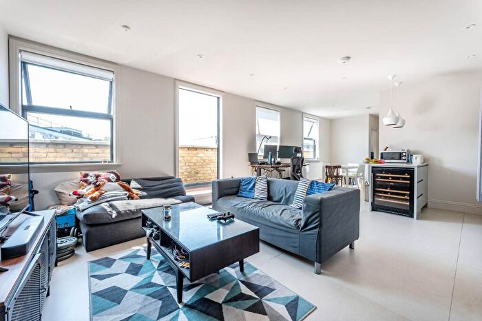 3 Bedroom Flat To Rent In Gateway, Walworth, London, SE17