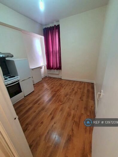 Studio To Rent In Station Road, London, NW10