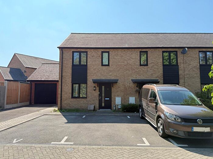 2 Bedroom End Of Terrace House For Sale In Hirschield Drive, Leybourne, West Malling, ME19