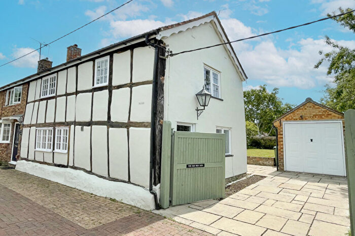 2 Bedroom Cottage To Rent In Longwick Buckinghamshire, HP27