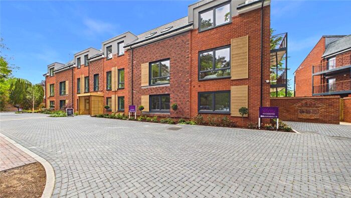 2 Bedroom Flat For Sale In Horsell, Surrey, GU21