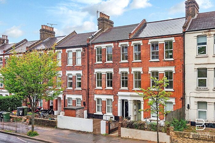 3 Bedroom Flat To Rent In Coldharbour Lane, London, SE5