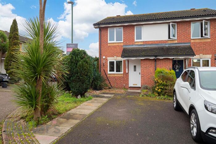 2 Bedroom Semi Detached House For Sale In Chelmsford Close, Sutton, SM2