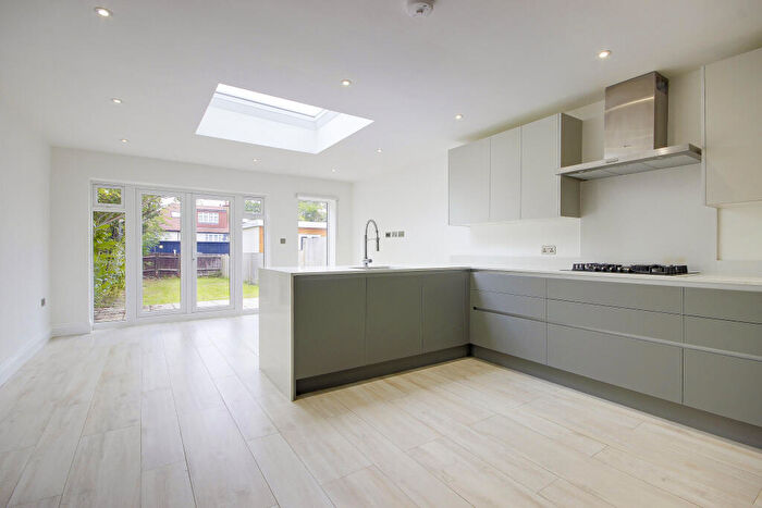 4 Bedroom End Of Terrace House For Sale In Hertford Road, London, N2