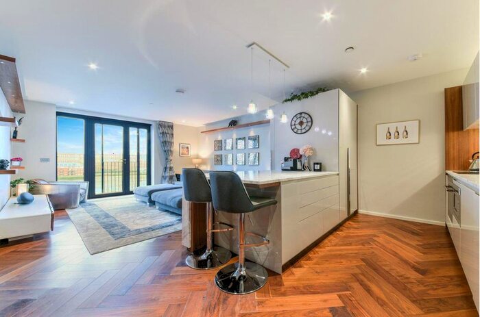 2 Bedroom Flat To Rent In Ambassador Building, Embassy Gardens, London, SW8