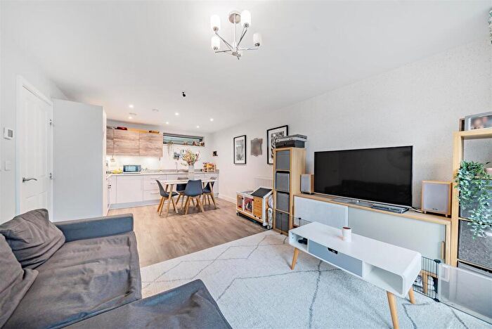 1 Bedroom Flat For Sale In Aspect Place, Mole Road, Hersham, KT12