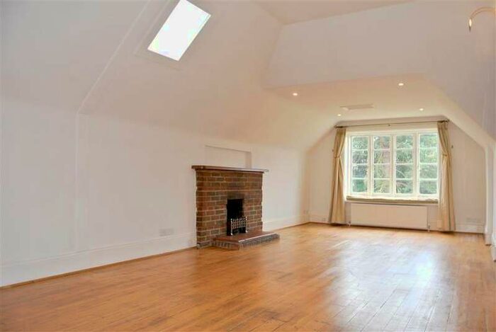 3 Bedroom Apartment To Rent In Weybridge, KT13