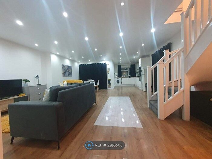 4 Bedroom Semi-Detached House To Rent In Laburnum Close, Luton, LU3