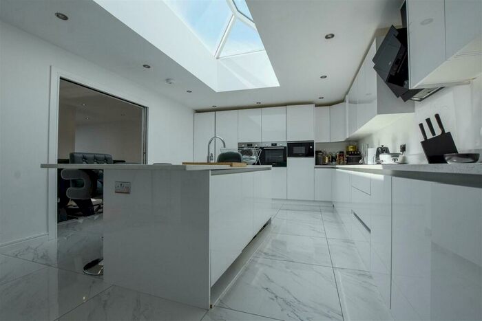 4 Bedroom Detached Bungalow To Rent In Woodland Close, Longfield, DA3