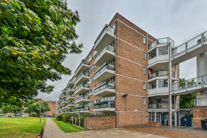 2 Bedroom Maisonette To Rent In Clovelly Way, London, , Stepney, London, E1