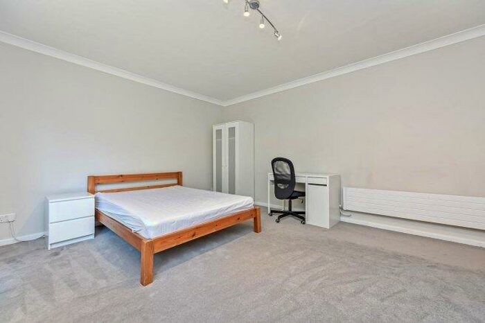 3 Bedroom Flat To Rent In South Terrace, KT6