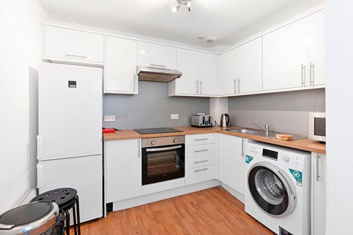 3 Bedroom Flat To Rent In Bryson Road, Edinburgh, EH11