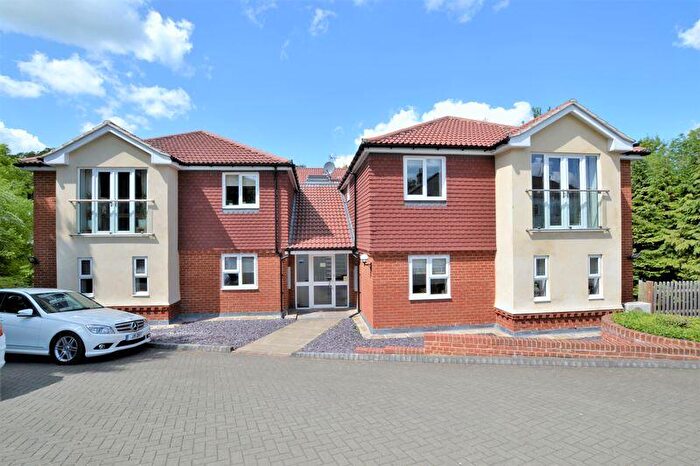 2 Bedroom Flat To Rent In Croydon Road, Caterham, CR3