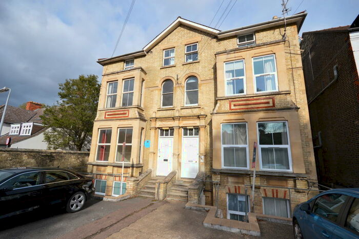 2 Bedroom Flat To Rent In First Floor Flat Hills Road, Cambridge, CB2