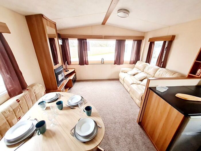 3 Bedroom Mobile/park Home For Sale In Beach Road, St. Osyth, Clacton-On-Sea, CO16