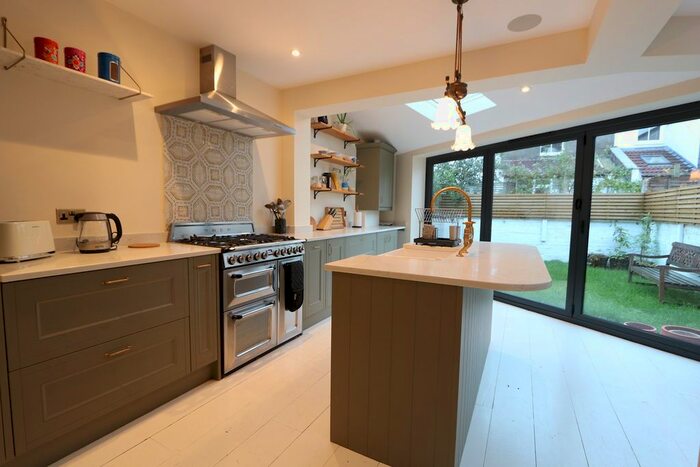 3 Bedroom Flat To Rent In Derby Road, Bristol BS7