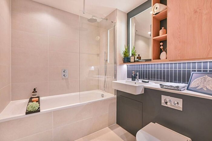3 Bedroom Flat To Rent In The Maple, Willesden Green, London, NW2