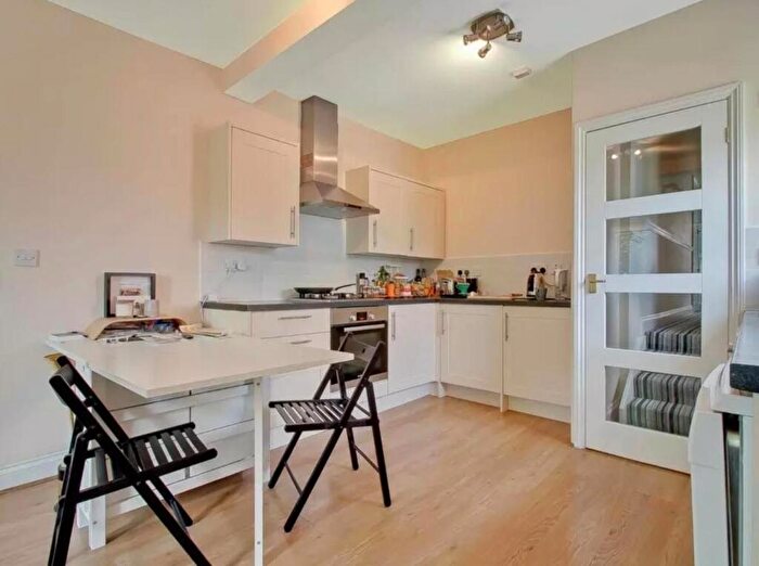 2 Bedroom Flat To Rent In Blenheim Gardens, London, NW2