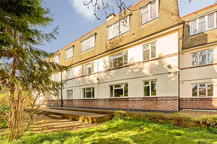 2 Bedroom Flat For Sale In Park Close, Kingston Upon Thames, KT2