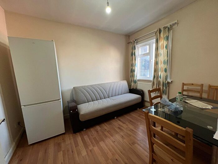 2 Bedroom Flat To Rent In High Road, Ilford, IG1