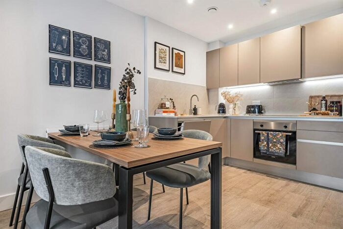 2 Bedroom Apartment To Rent In Kenavon Drive, Reading, RG1
