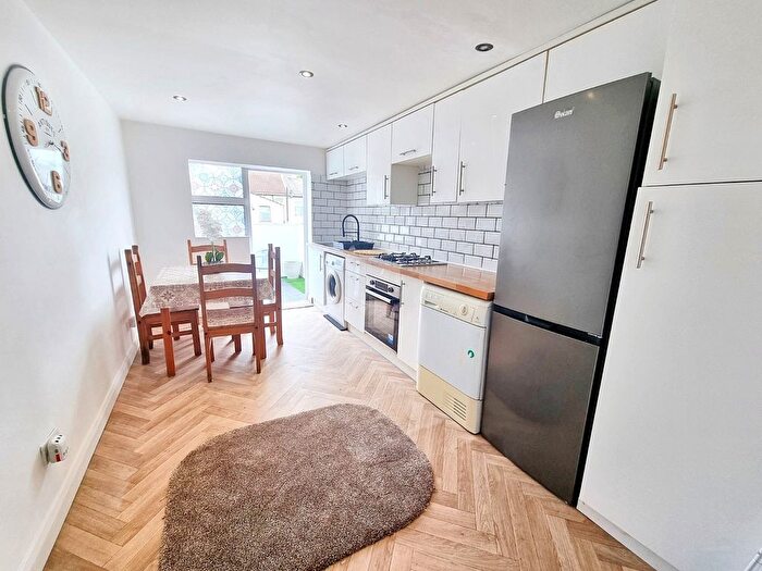 2 Bedroom Flat To Rent In Prestbury Road, Forest Gate, E7