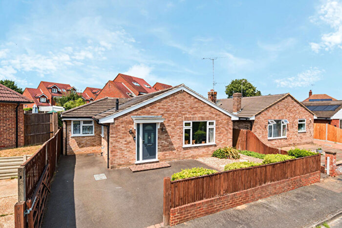 3 Bedroom Bungalow For Sale In Mayhurst Crescent, Woking, Surrey, GU22
