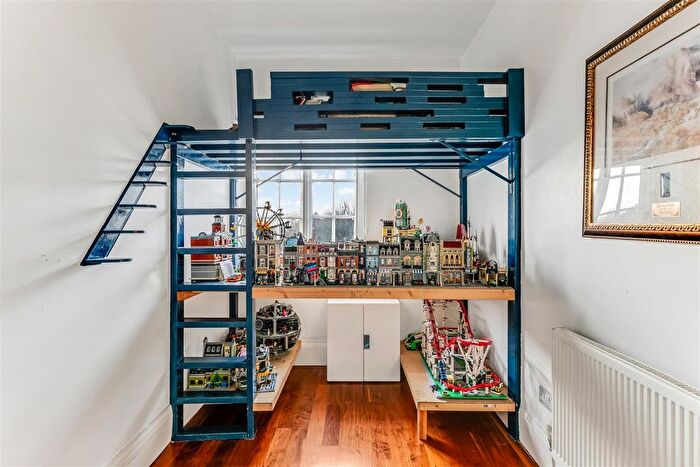 3 Bedroom Flat For Sale In Lyndhurst Road, Hampstead, London, NW3